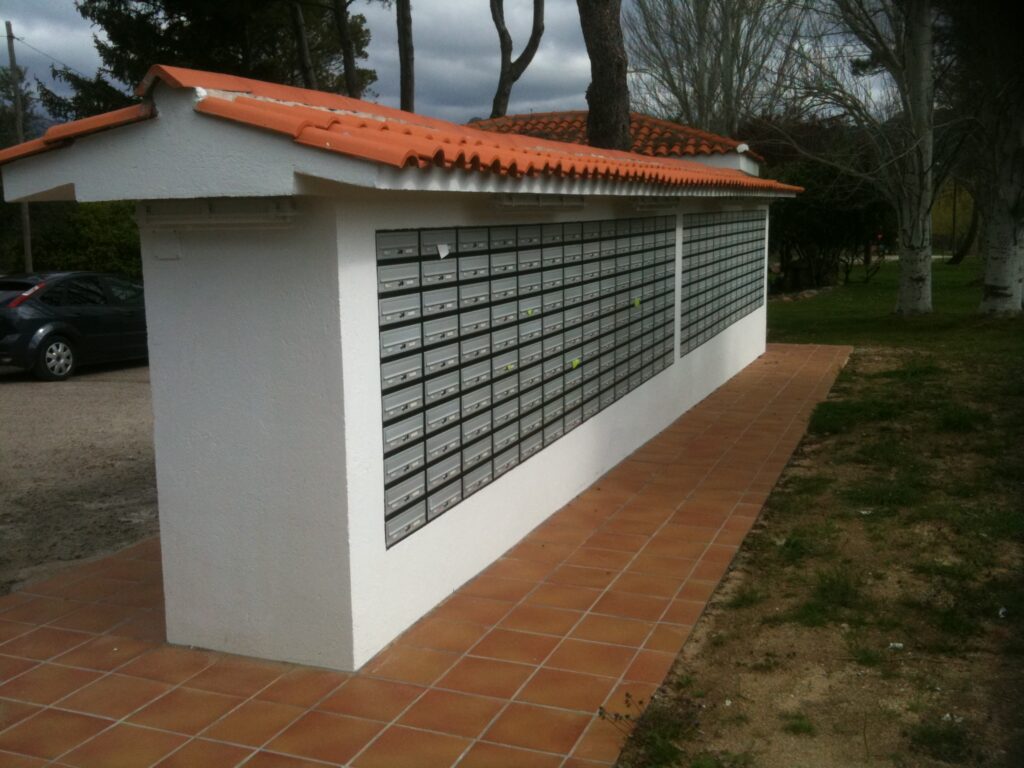 Instalación de buzones para comunidades de vecinos en exteriores con protección de clima.