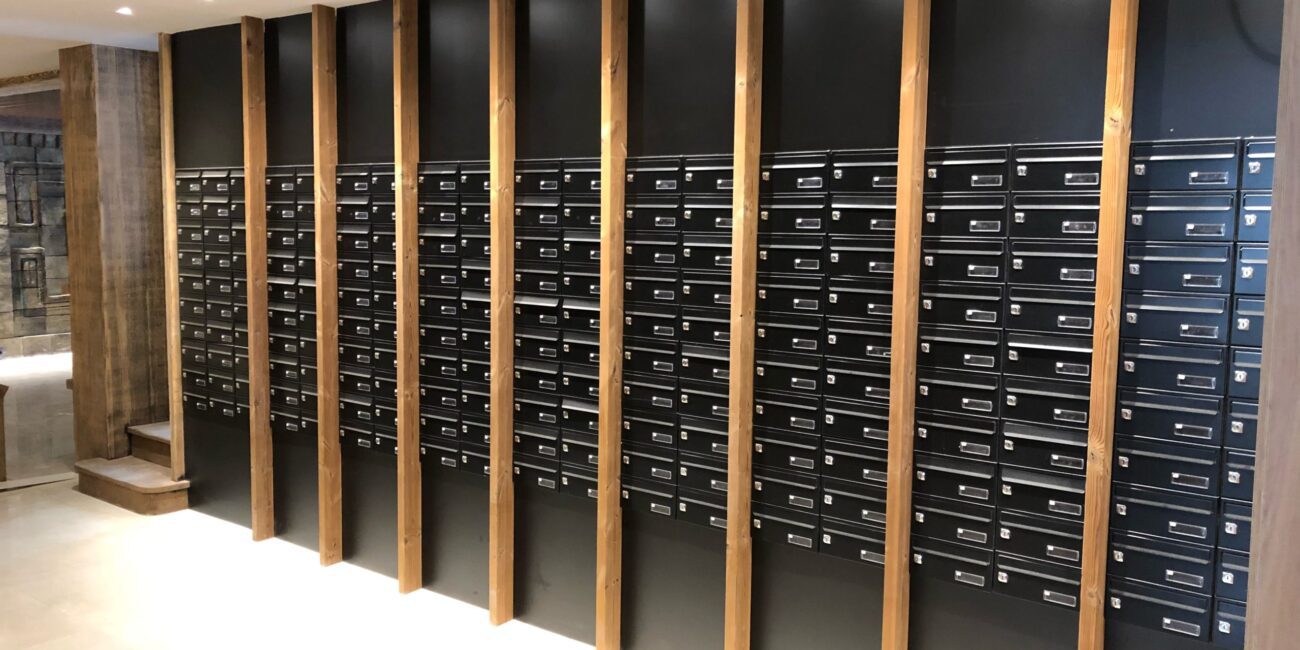 Instalación de buzones metálicos con iluminación integradas al espacio.