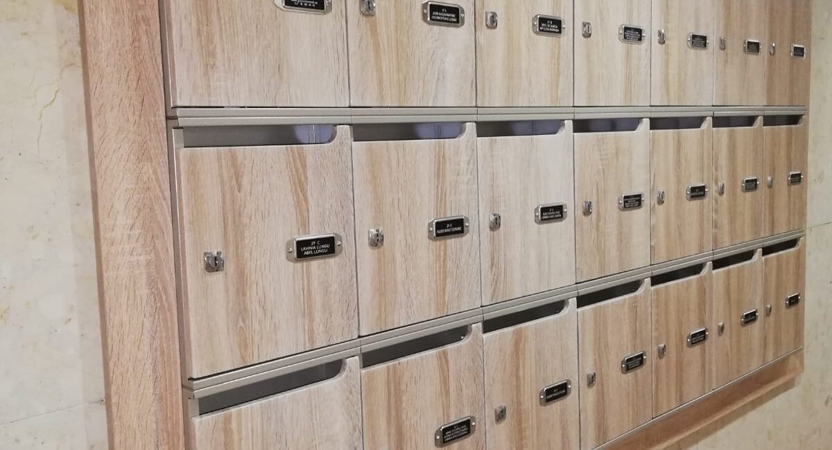 Instalación de buzones de madera.